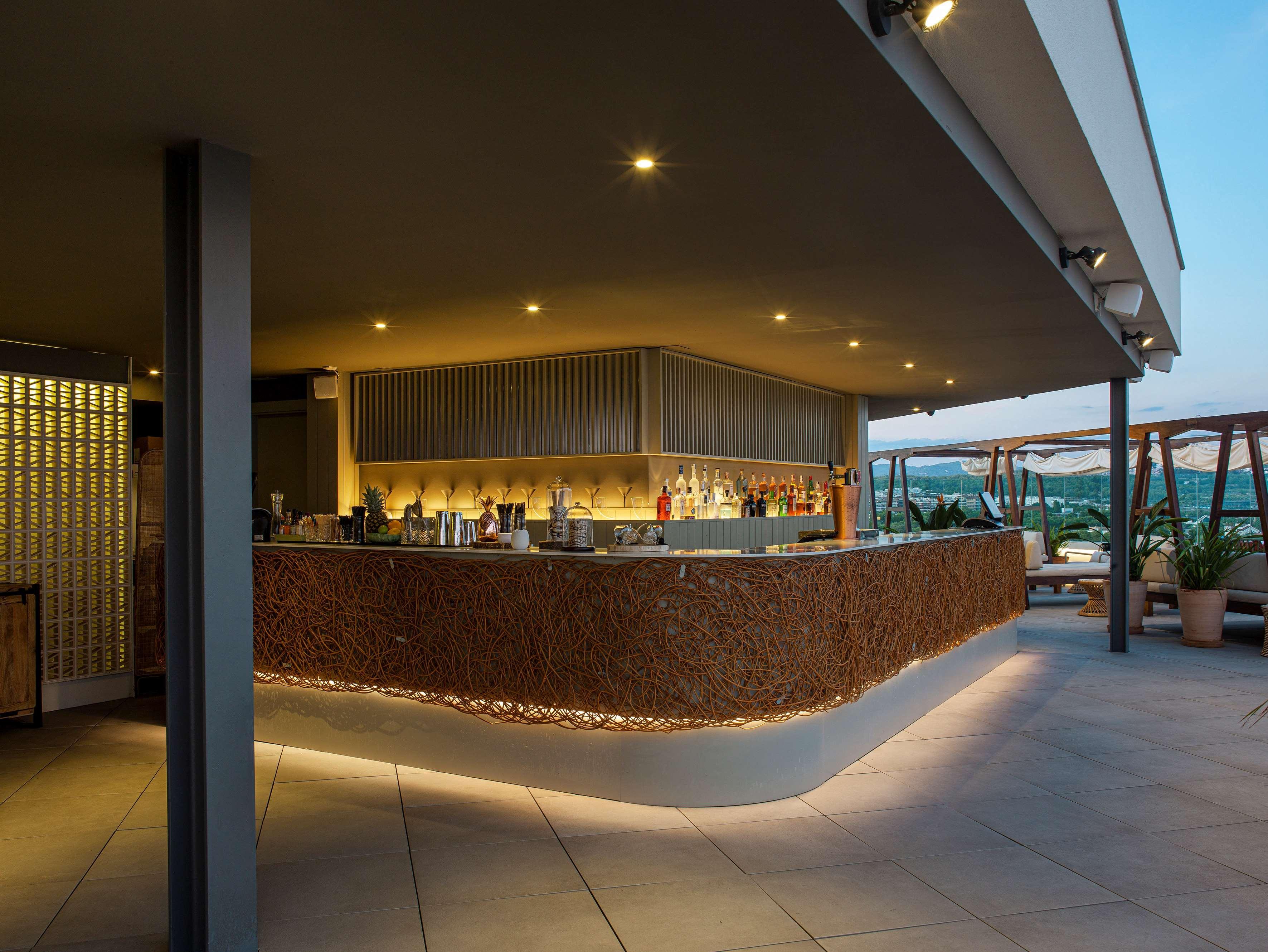 Me Sitges Terramar Hotel Ngoại thất bức ảnh The bar at the rooftop