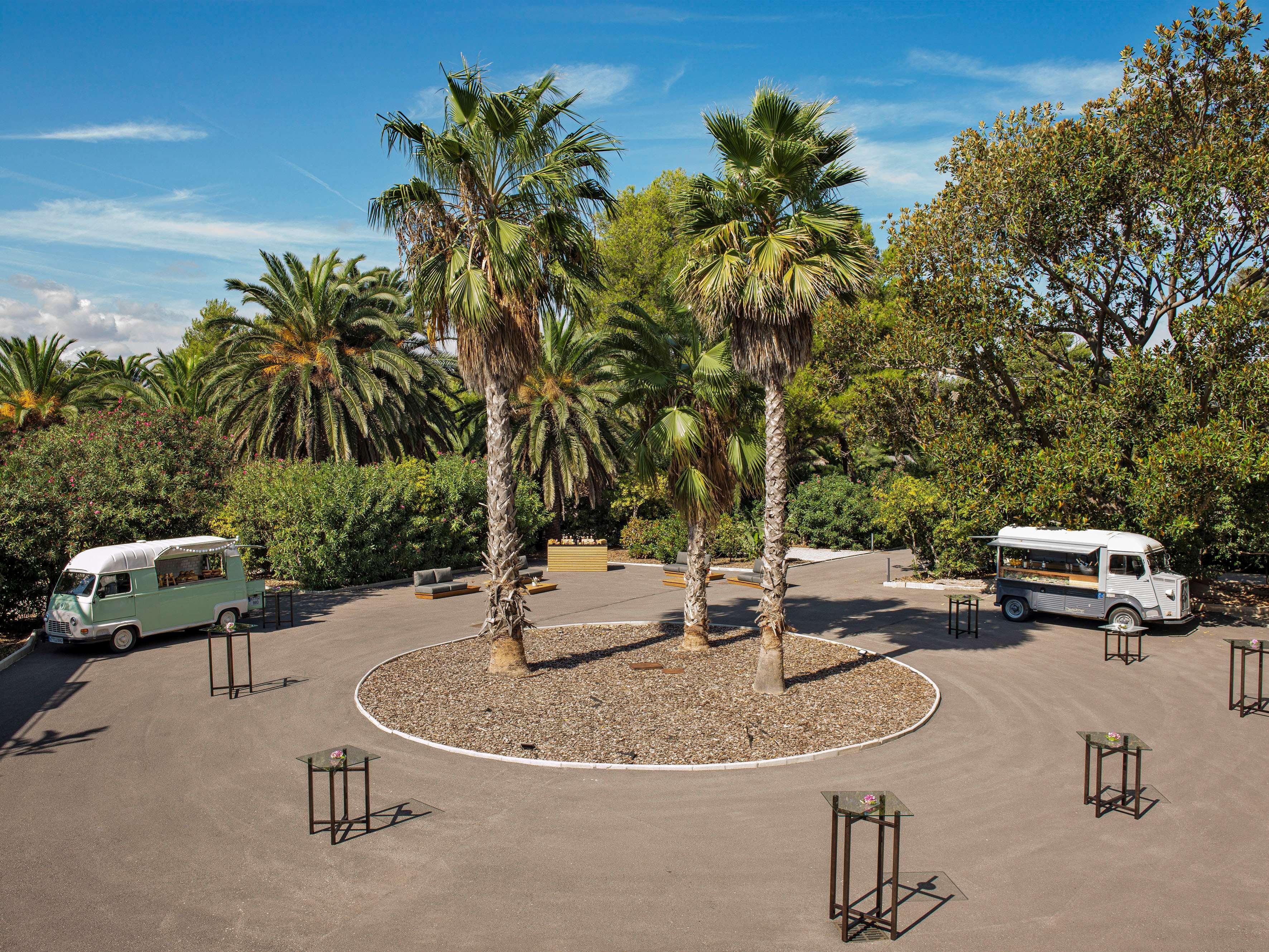 Me Sitges Terramar Hotel Ngoại thất bức ảnh The parking lot at the Desert Botanical Gardens