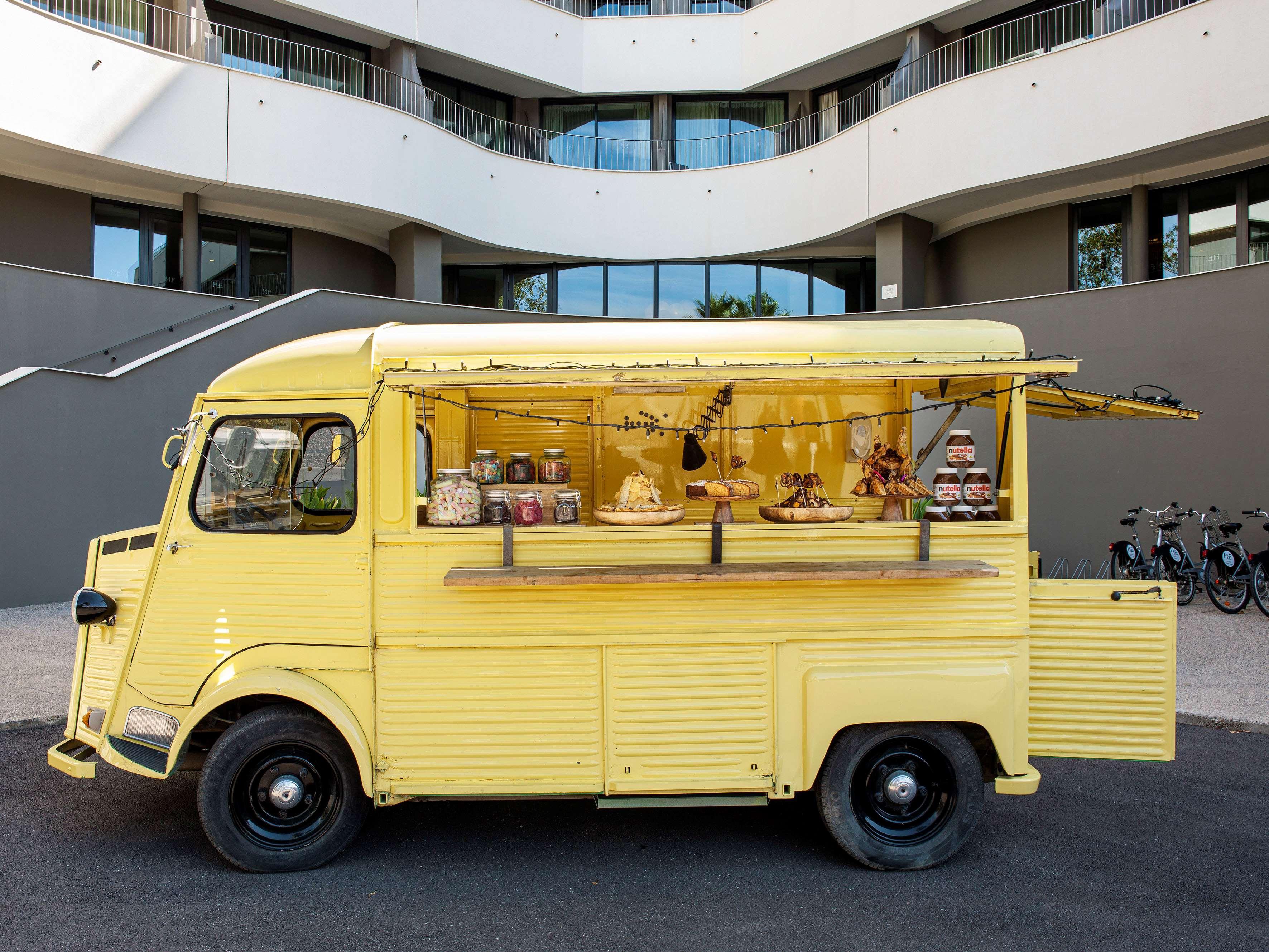 Me Sitges Terramar Hotel Ngoại thất bức ảnh A Citroën Type HY