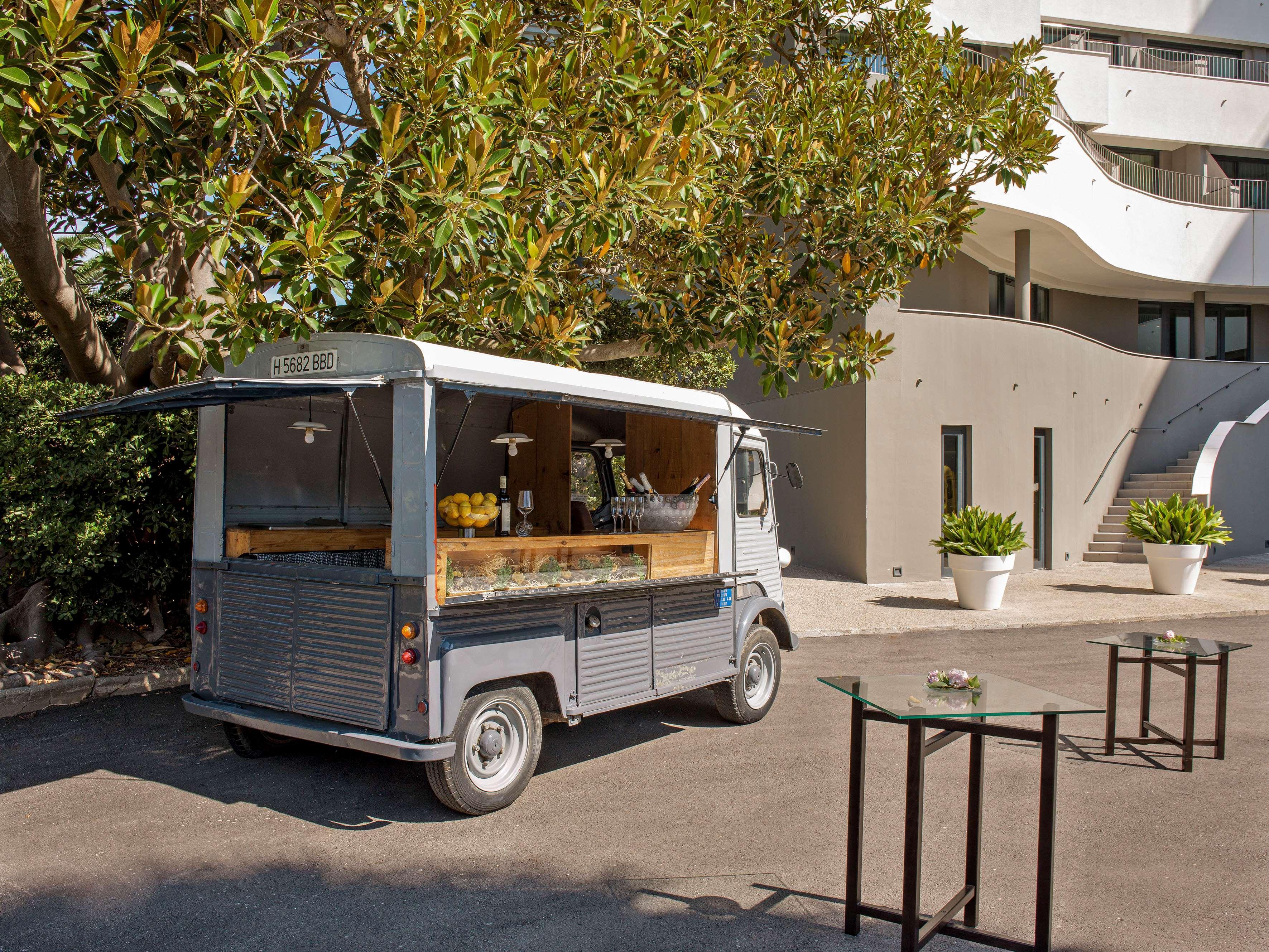 Me Sitges Terramar Hotel Ngoại thất bức ảnh A food truck in San Francisco