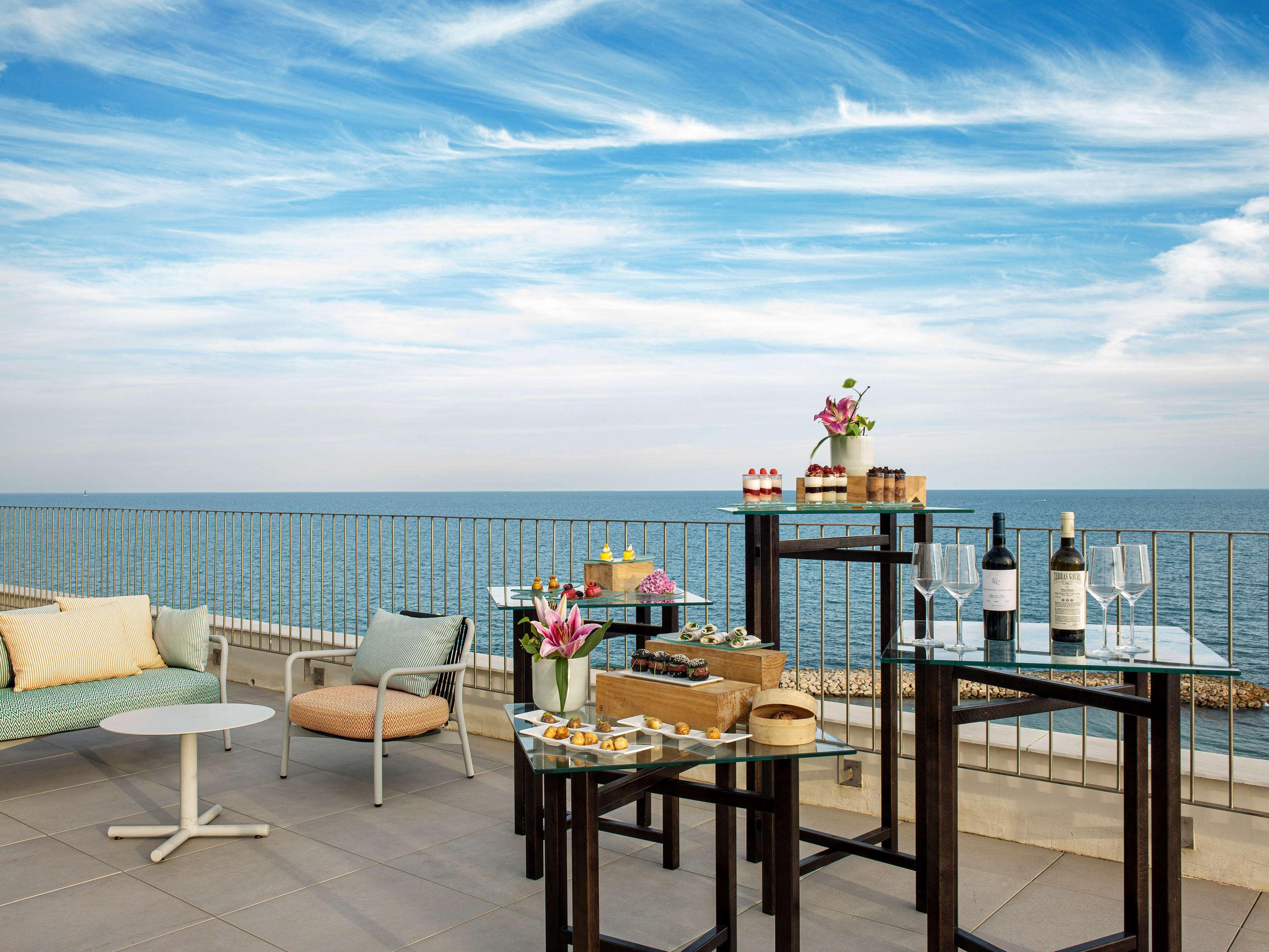 Me Sitges Terramar Hotel Ngoại thất bức ảnh The Terrace at the Carlton