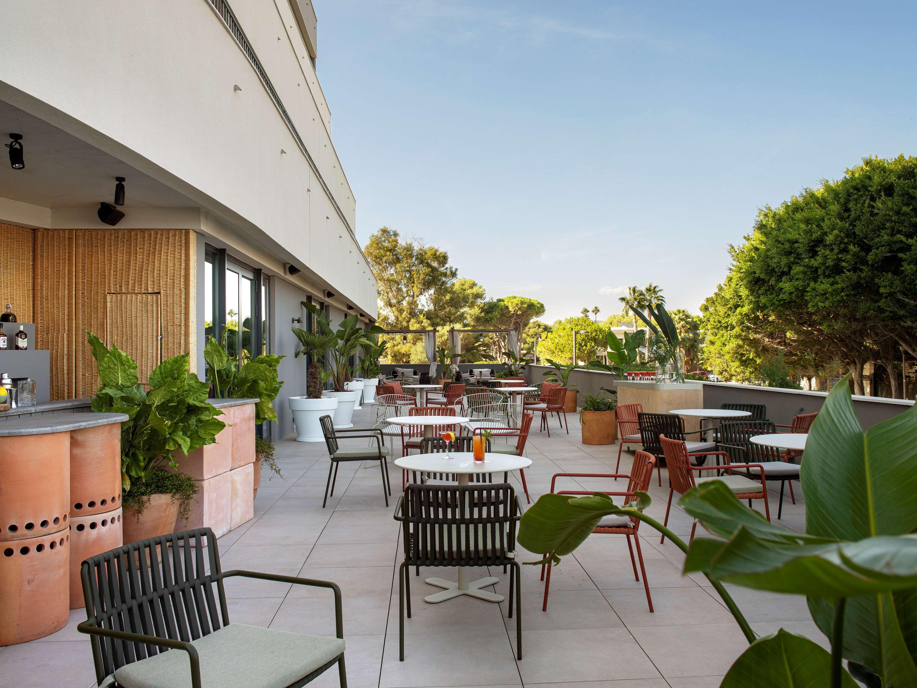 Me Sitges Terramar Hotel Ngoại thất bức ảnh The rooftop bar at the West Hollywood Edition