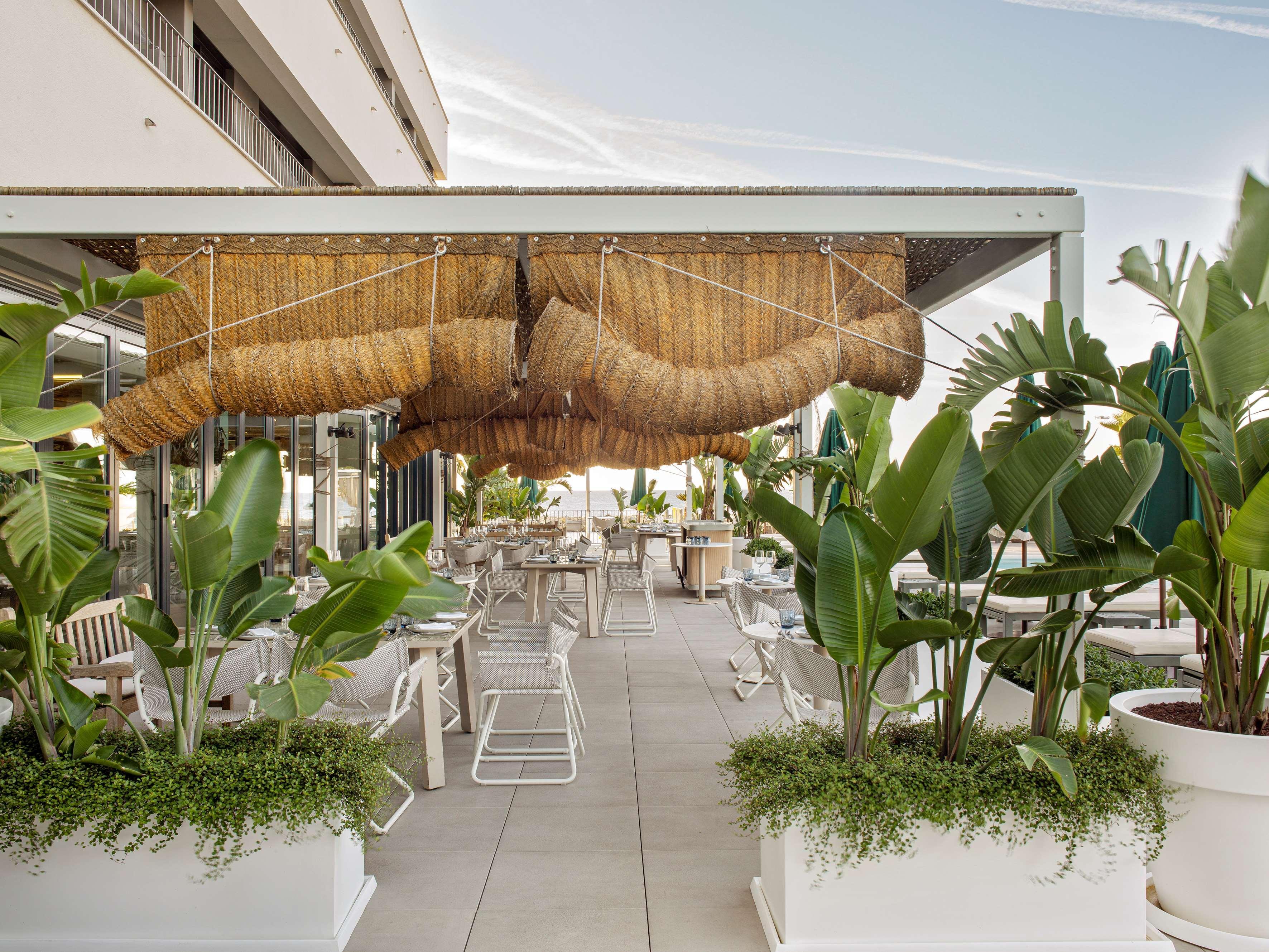 Me Sitges Terramar Hotel Ngoại thất bức ảnh The rooftop terrace