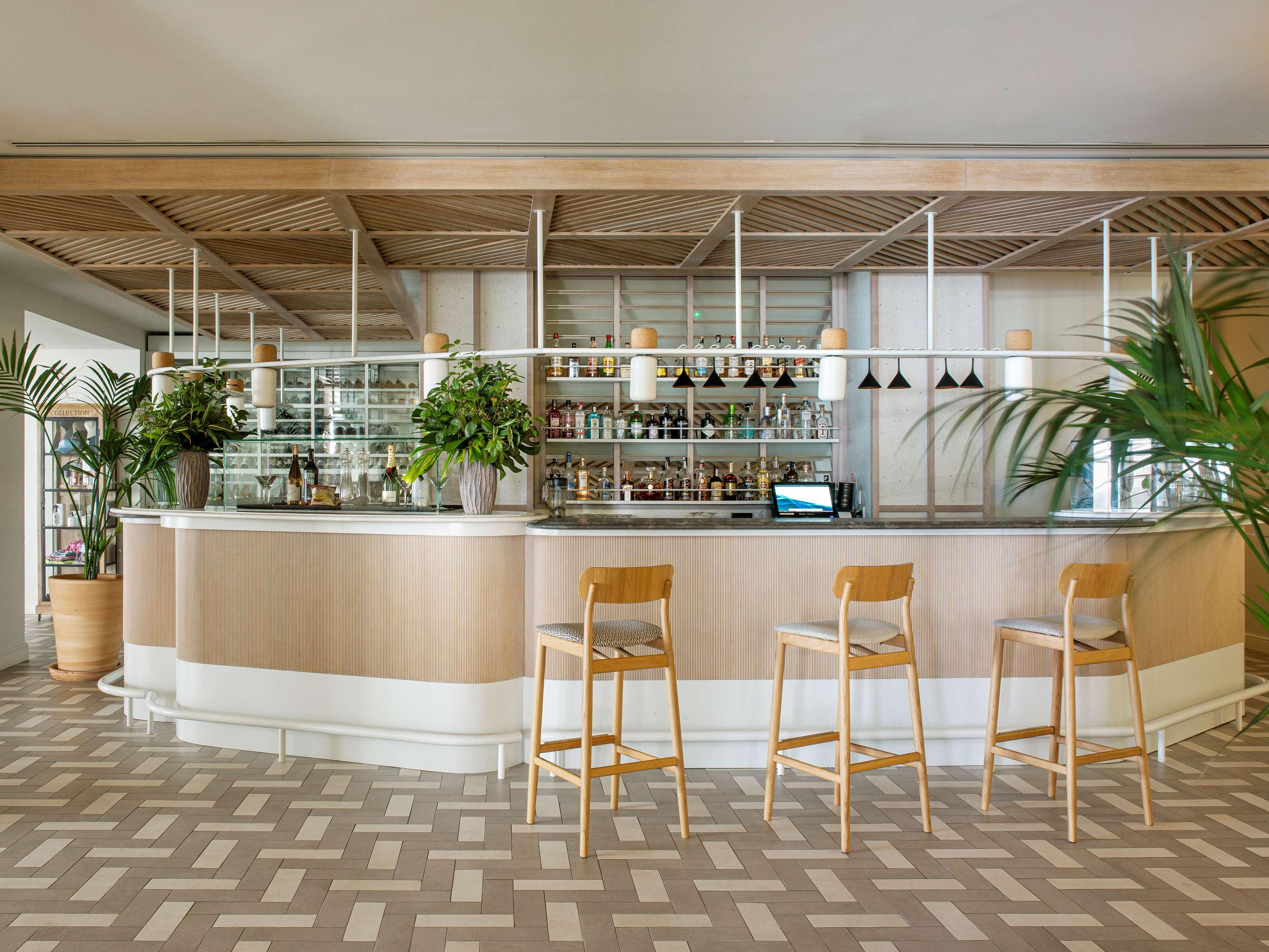Me Sitges Terramar Hotel Ngoại thất bức ảnh The bar at the hotel