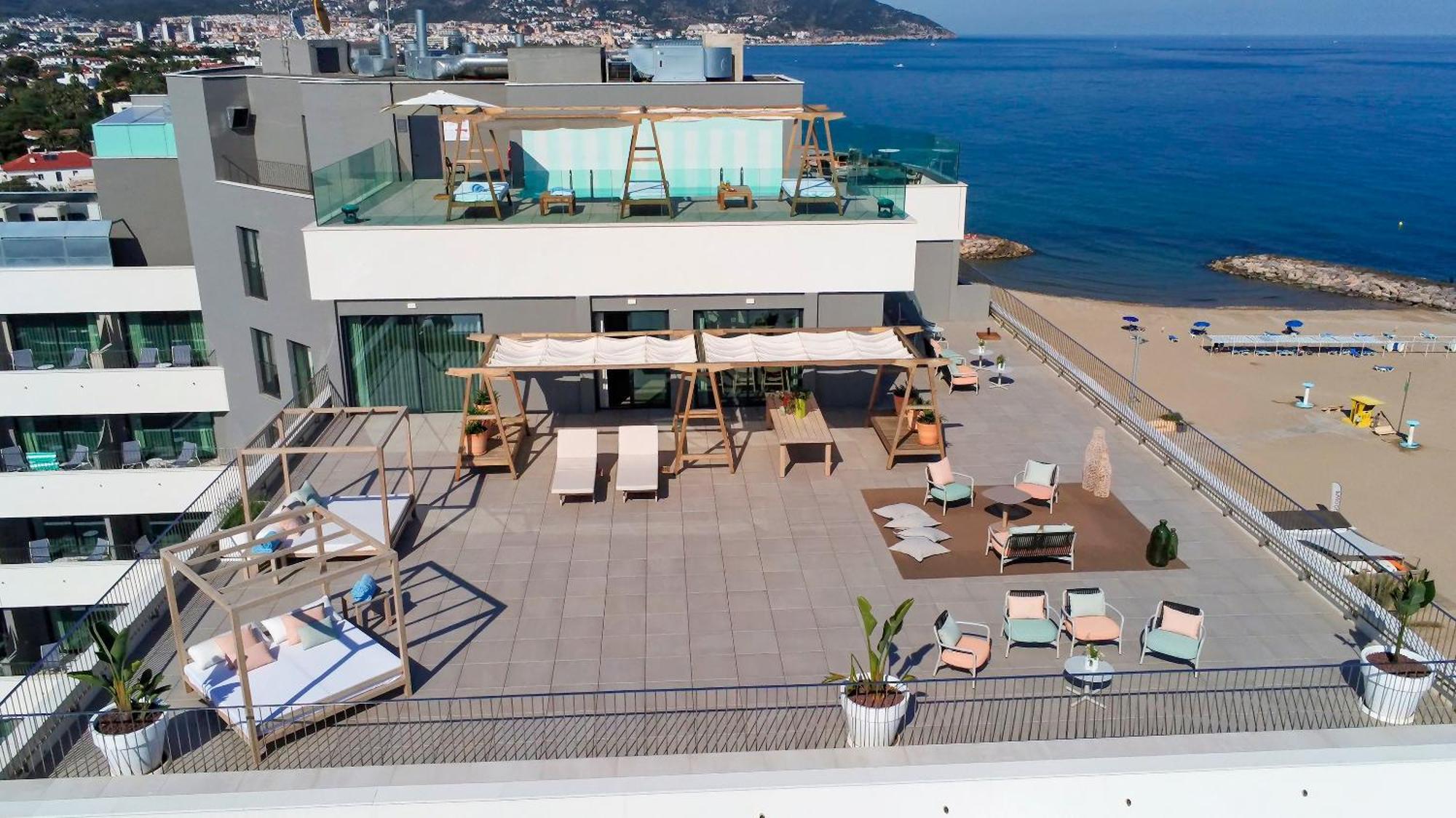 Me Sitges Terramar Hotel Ngoại thất bức ảnh The hotel's rooftop
