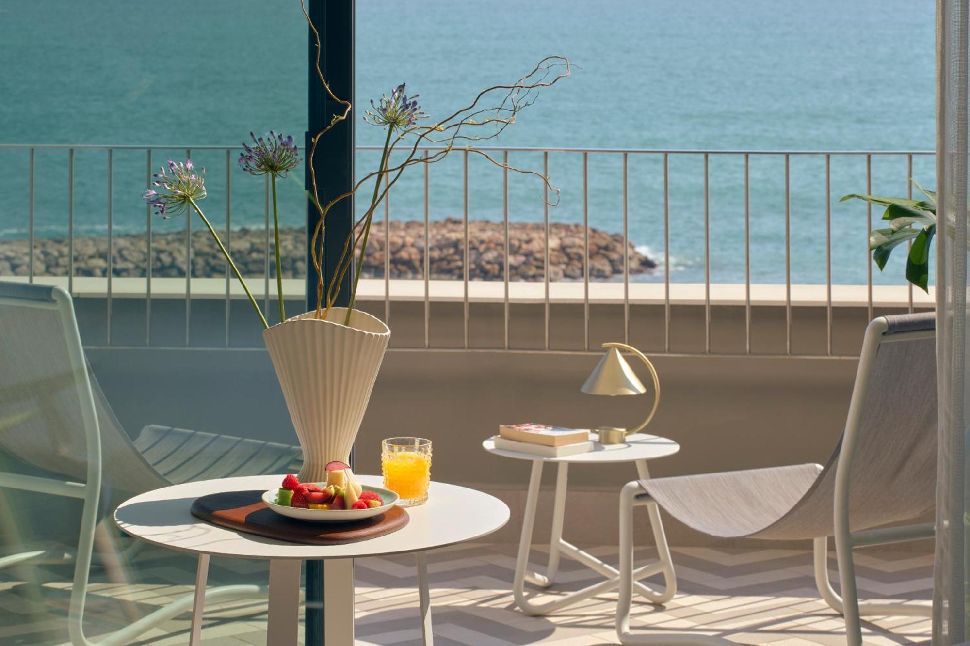 Me Sitges Terramar Hotel Ngoại thất bức ảnh A balcony at the hotel