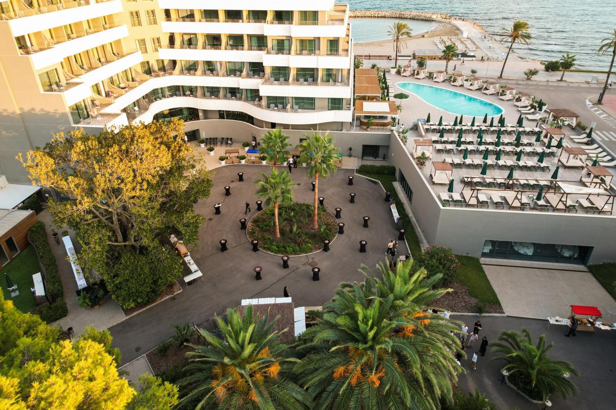 Me Sitges Terramar Hotel Ngoại thất bức ảnh The hotel's courtyard
