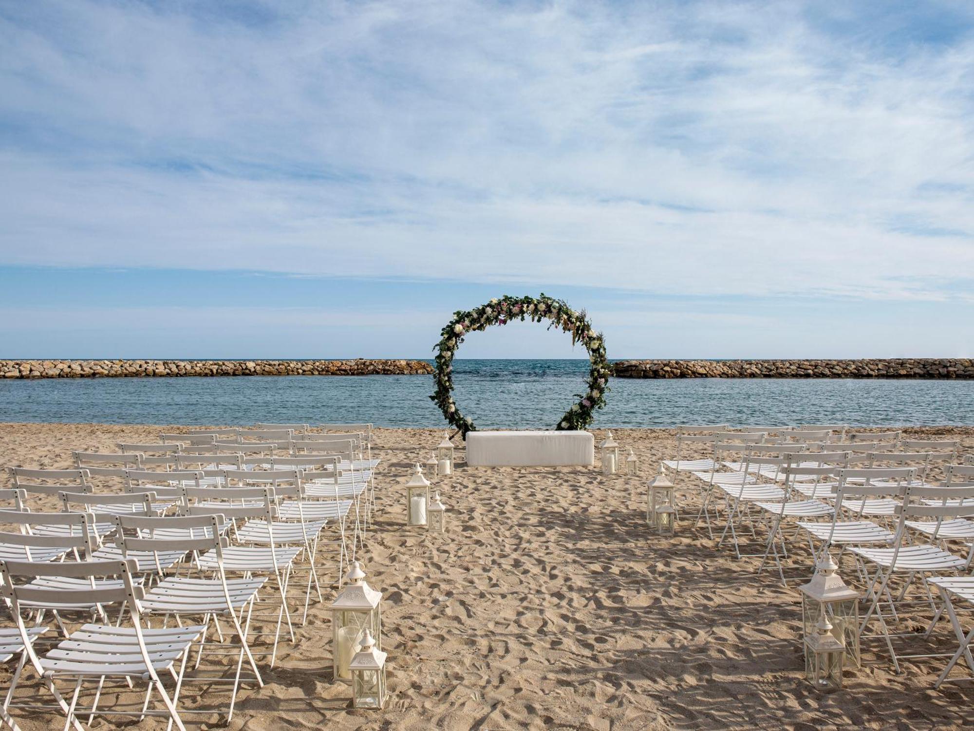 Me Sitges Terramar Hotel Ngoại thất bức ảnh The beach at the resort