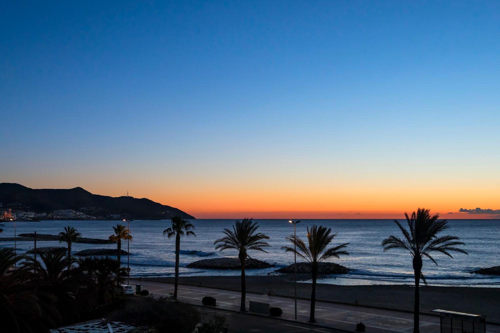 Me Sitges Terramar Hotel Ngoại thất bức ảnh Sunset at Sabinillas