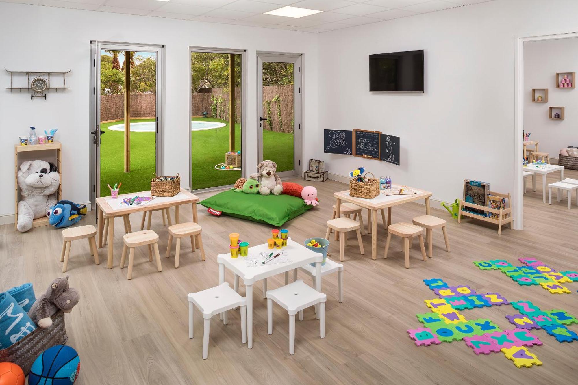Me Sitges Terramar Hotel Ngoại thất bức ảnh A typical nursery classroom