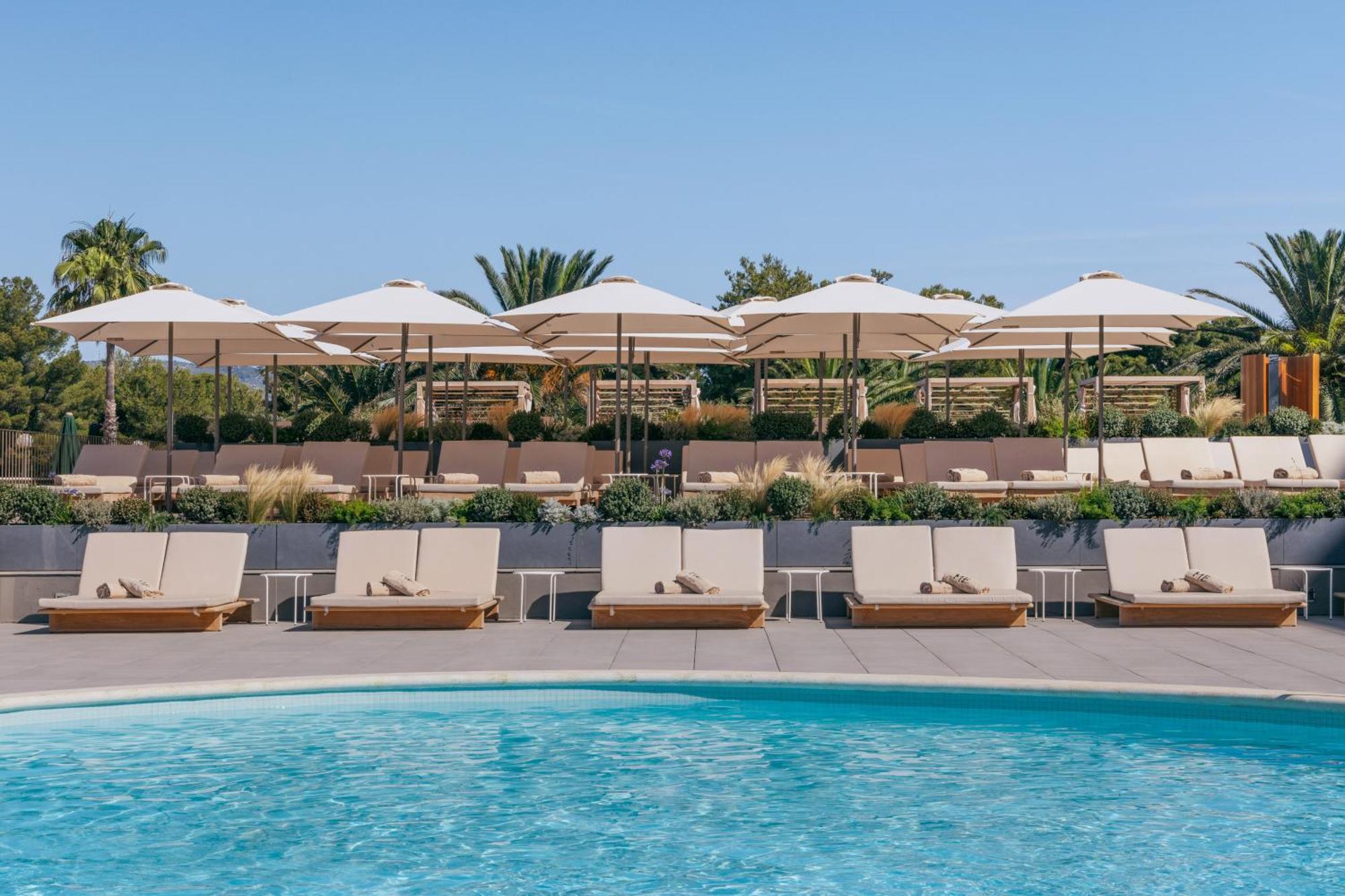 Me Sitges Terramar Hotel Ngoại thất bức ảnh The pool at the hotel
