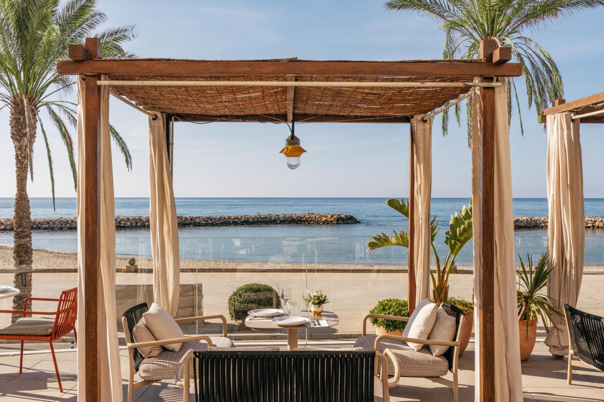 Me Sitges Terramar Hotel Ngoại thất bức ảnh Beachfront dining at the hotel