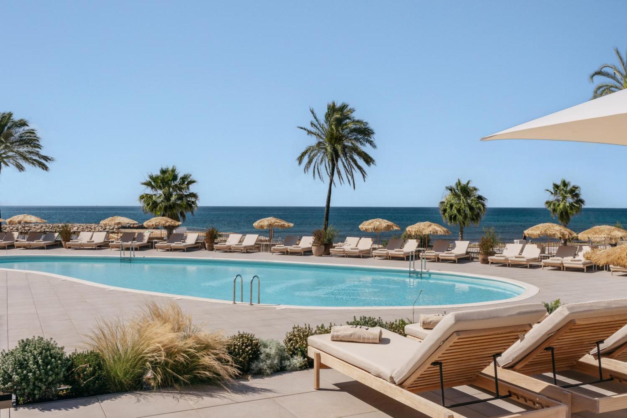 Me Sitges Terramar Hotel Ngoại thất bức ảnh The pool at the Hotel du Cap-Eden-Roc