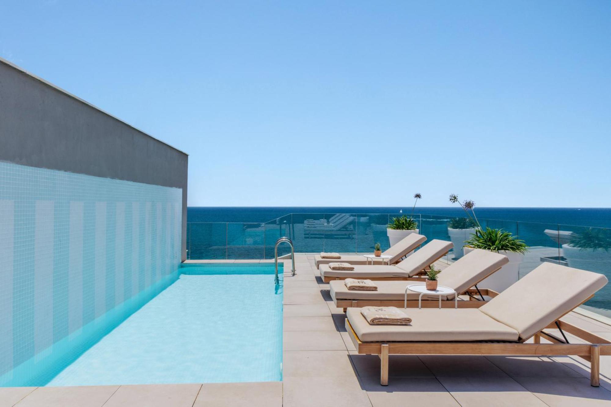 Me Sitges Terramar Hotel Ngoại thất bức ảnh Rooftop pool at the Hotel