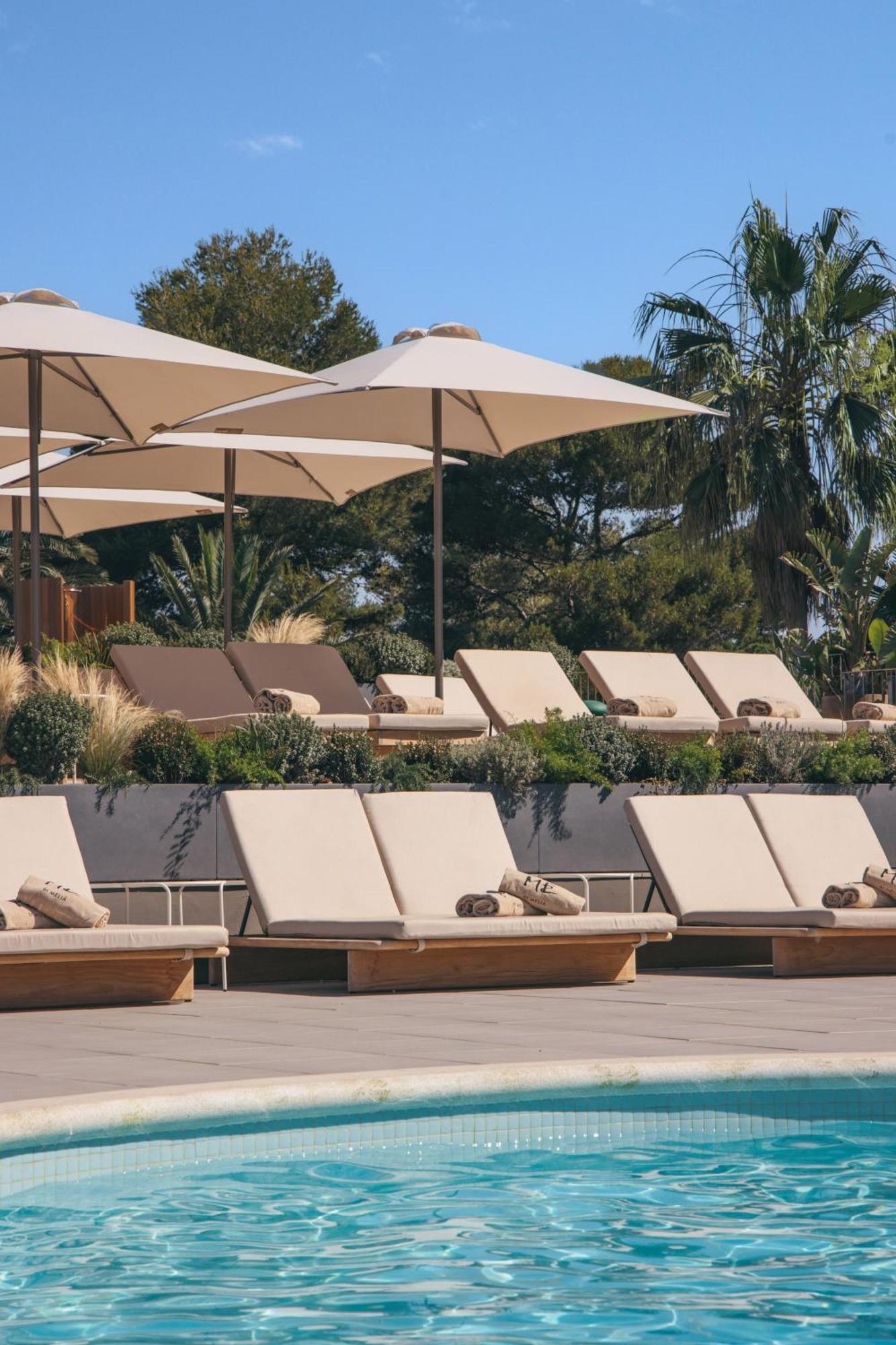 Me Sitges Terramar Hotel Ngoại thất bức ảnh The pool at the Four Seasons Resort