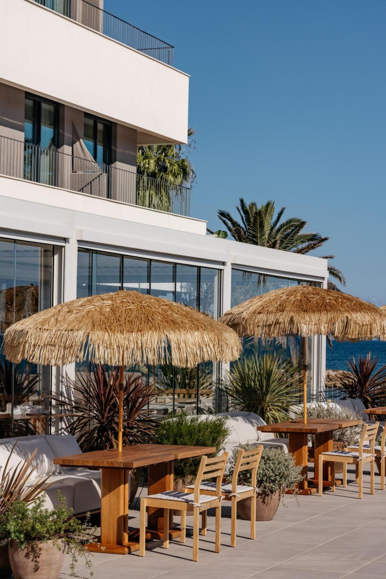 Me Sitges Terramar Hotel Ngoại thất bức ảnh The beach at the hotel