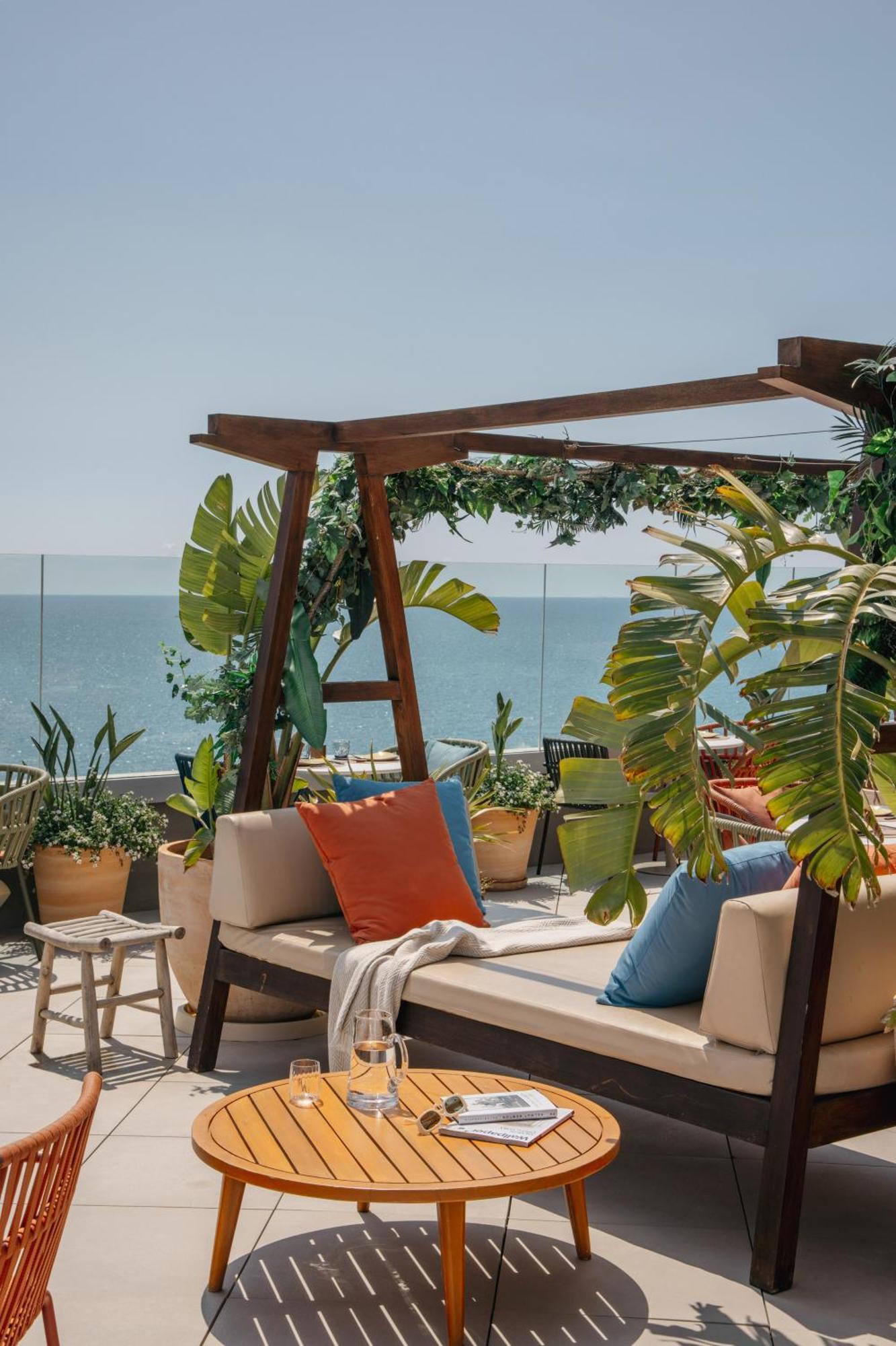 Me Sitges Terramar Hotel Ngoại thất bức ảnh The rooftop terrace at the hotel