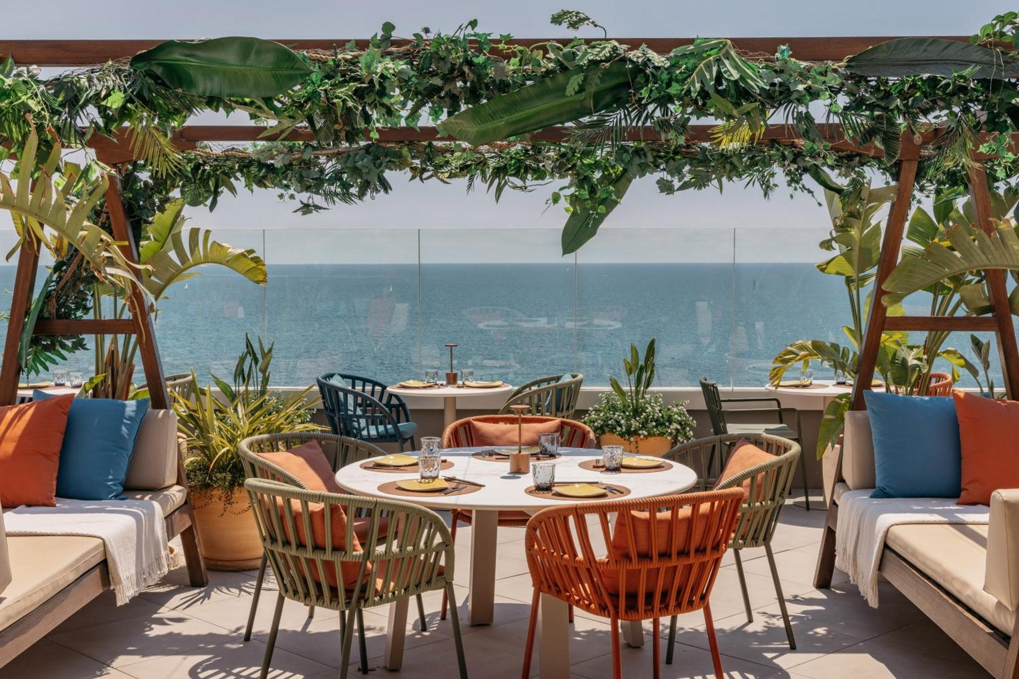 Me Sitges Terramar Hotel Ngoại thất bức ảnh The rooftop bar at the hotel